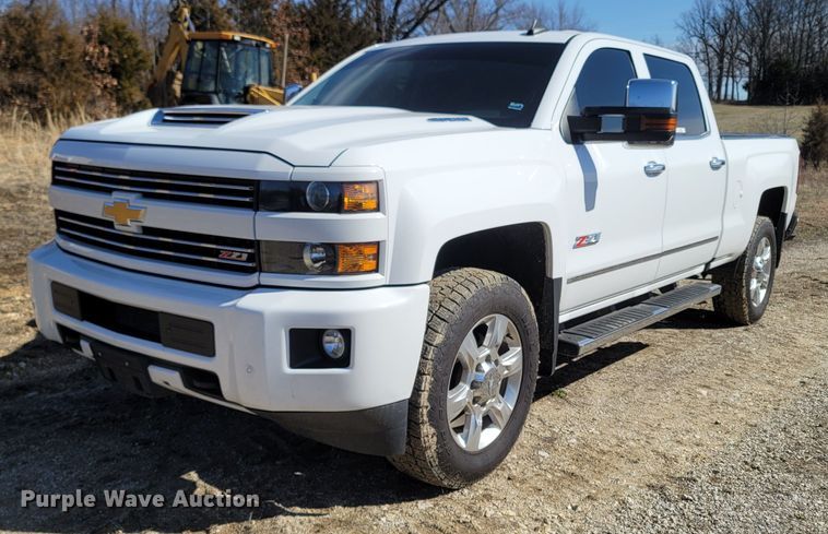 2017 Chevrolet Silverado 2500HD  Crew Cab pickup truck - MB9812