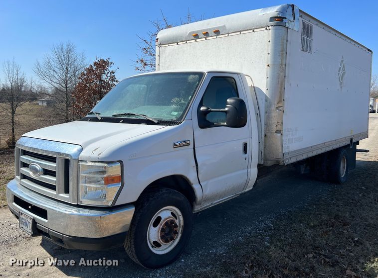 2013 Ford E450  box truck - MM9182