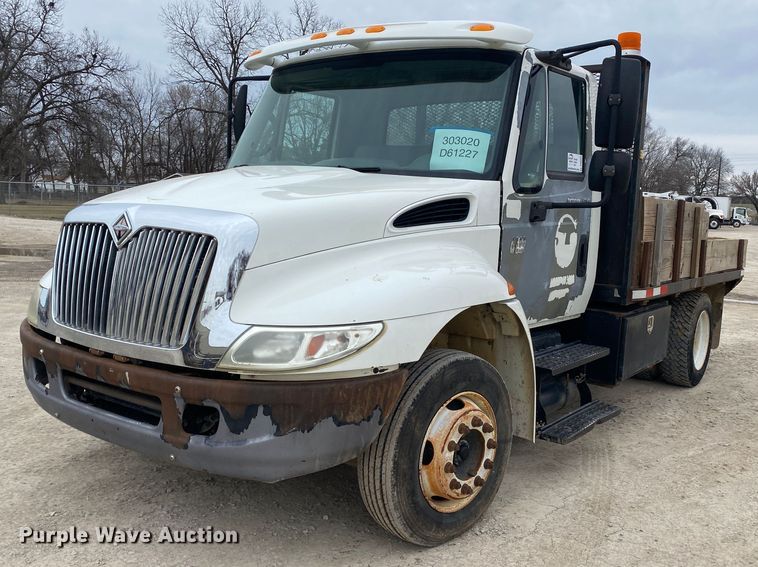 2006 International 4300 SBA  flatbed truck - DN8222