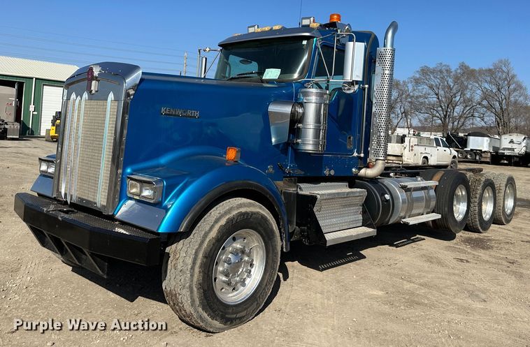 2012 Kenworth W900  truck cab and chassis - DR6062