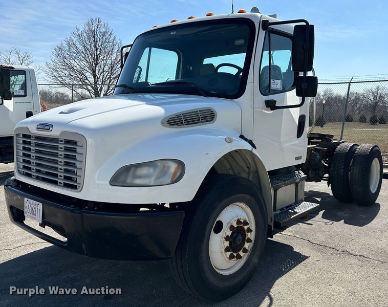 2006 Freightliner Business Class M2  semi truck - DR6063