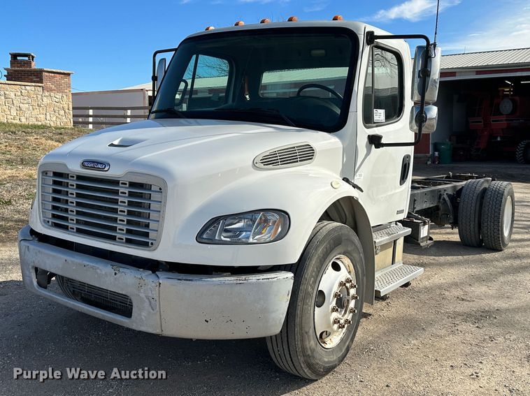 2007 Freightliner Business Class M2  truck cab and chassis - DR6065