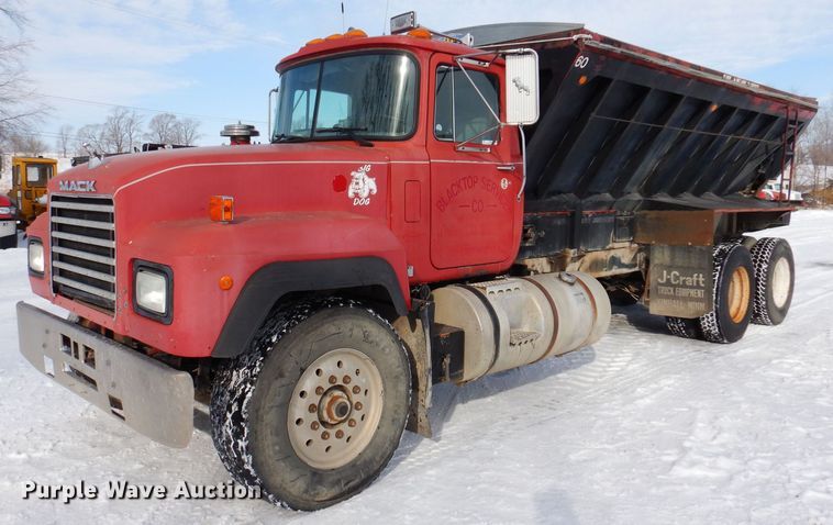 1995 Mack RD688S  pothole patcher truck - IO9362