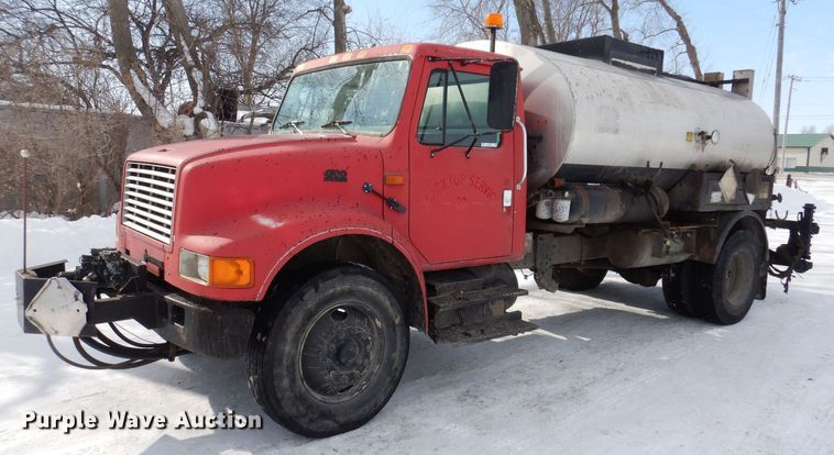 1996 International 4700  oil distributor truck - IO9364