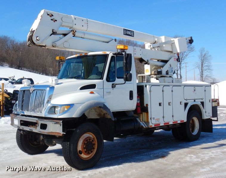 2004 International 7400  bucket truck - KU9830