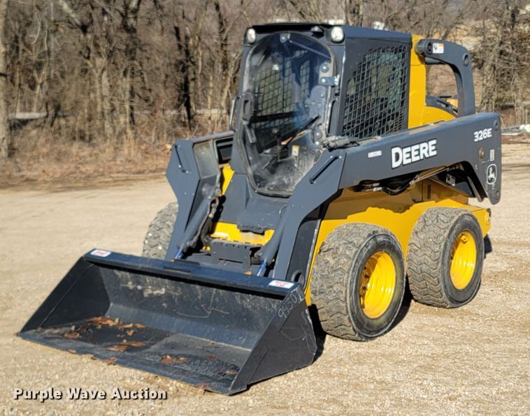 2013 John Deere 326E  skid steer loader - ME9046