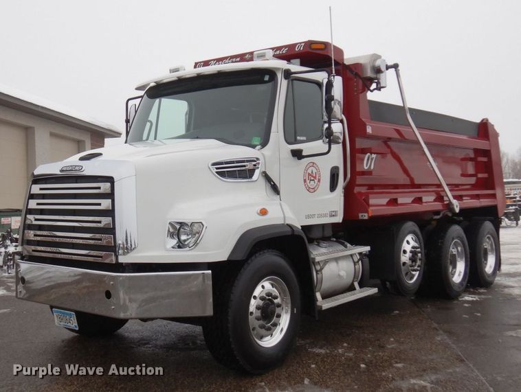 2017 Freightliner 114SD  dump truck - AF9328