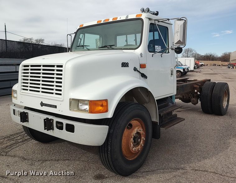 1996 International 4700  truck cab and chassis - DG5364