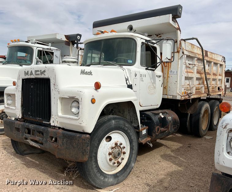 1981 Mack R686ST  dump truck - DP0024