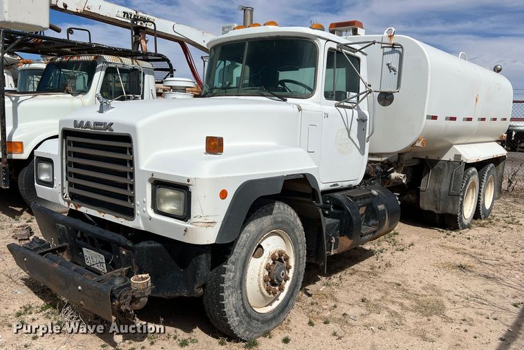 2001 Mack RD688S  water truck - DP0027