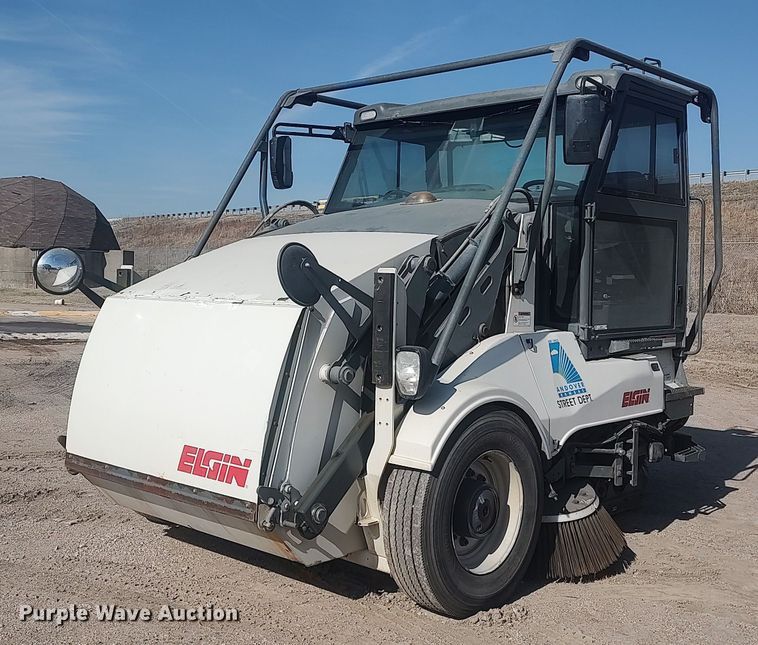 2007 Elgin Pelican  street sweeper - LG9614