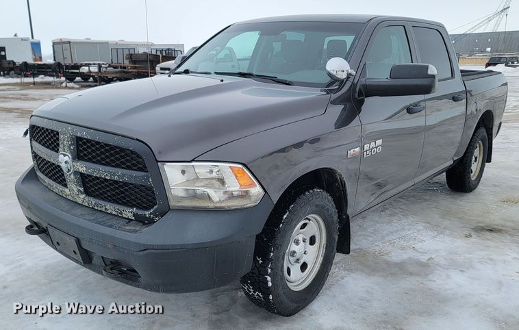 2016 Dodge Ram 1500  Crew Cab pickup truck - ME9773