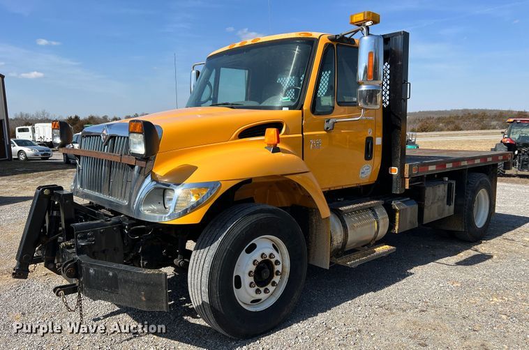 2006 International 7400  flatbed truck - MM9217
