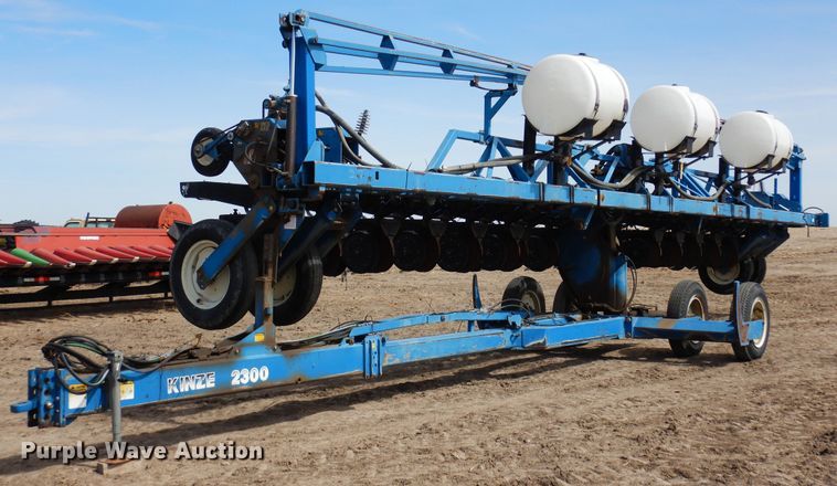 Kinze 2300  planter - DN6324