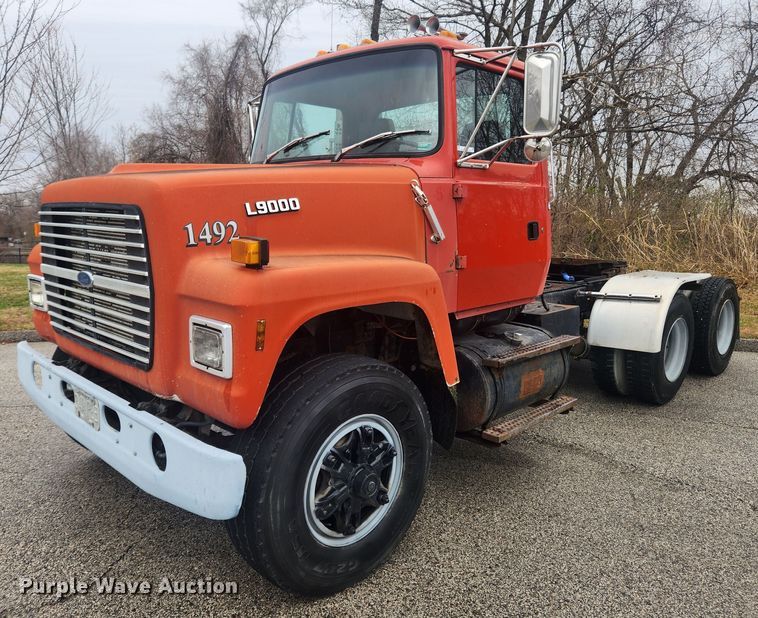 1992 Ford L9000  semi truck - JB9531
