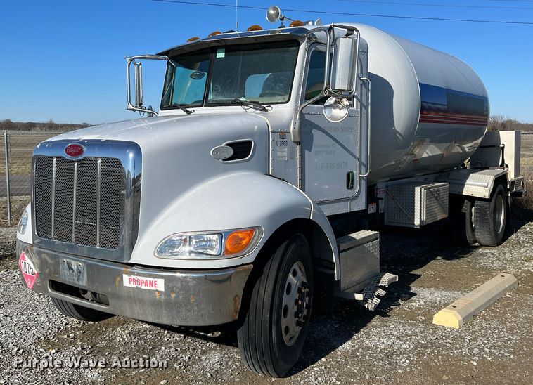 2007 Peterbilt 335  truck cab and chassis - KR9556