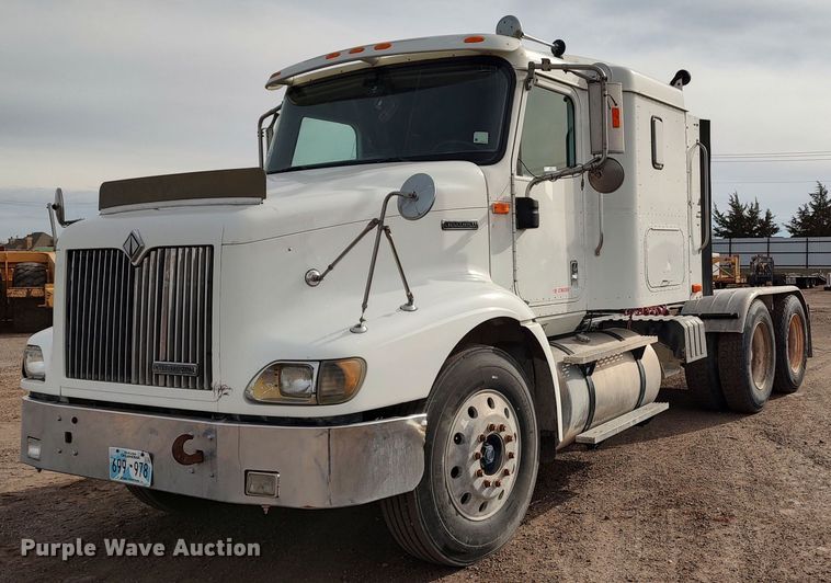 2000 International 9200i  semi truck - LK9500