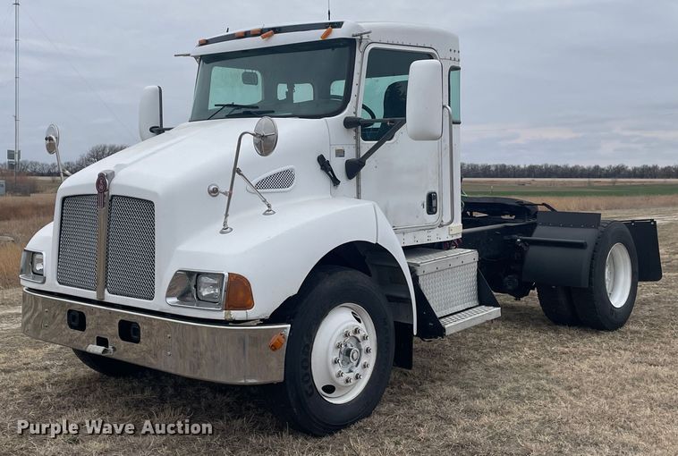 2005 Kenworth T300  truck cab and chassis - LR9543