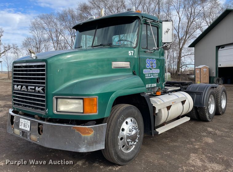 2000 Mack CH613  semi truck - MB9019