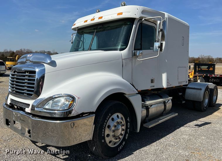 2001 Freightliner Columbia  semi truck - MM9227
