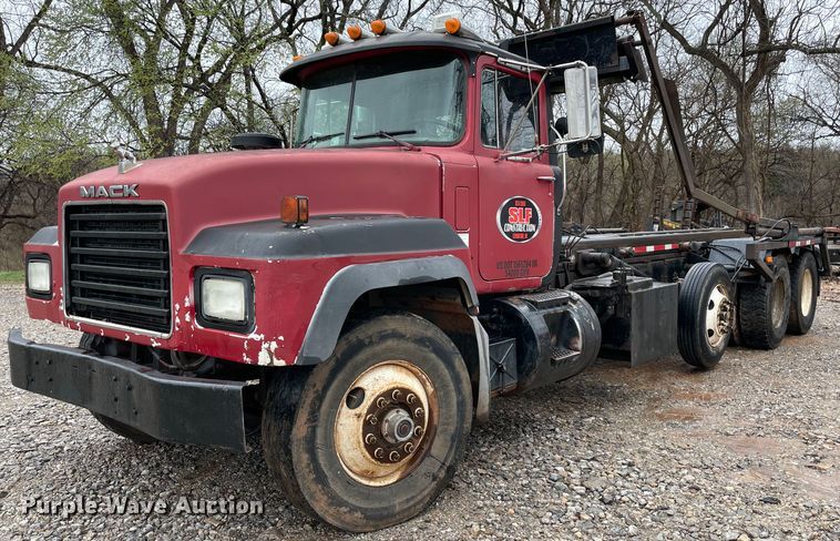 2000 Mack RD688S  roll-off container truck - MM9363