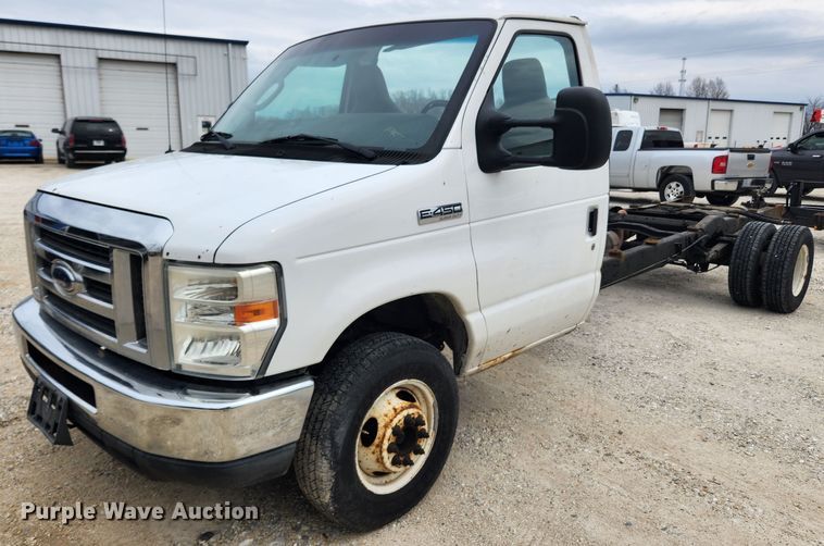 2011 Ford E450 Super Duty  van cab and chassis - JB9469