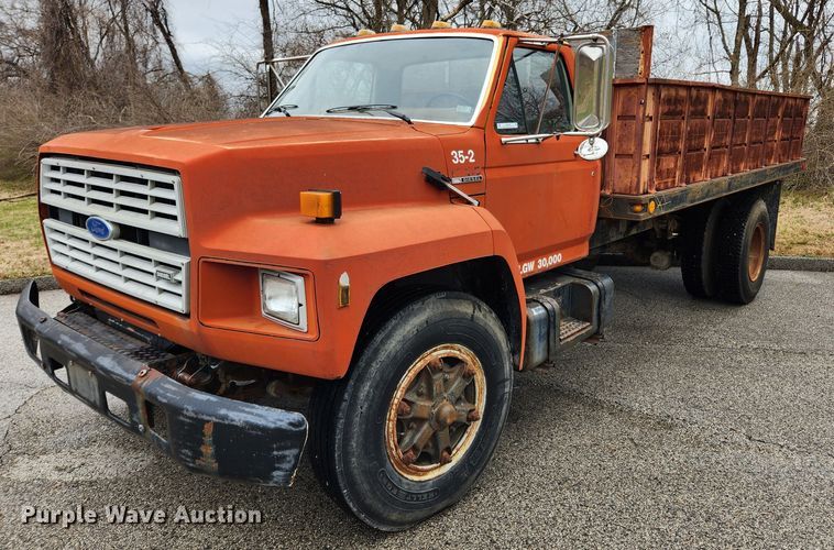 1987 Ford F700  flatbed truck - JB9525