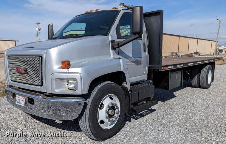 2005 GMC C7  flatbed truck - LF9741