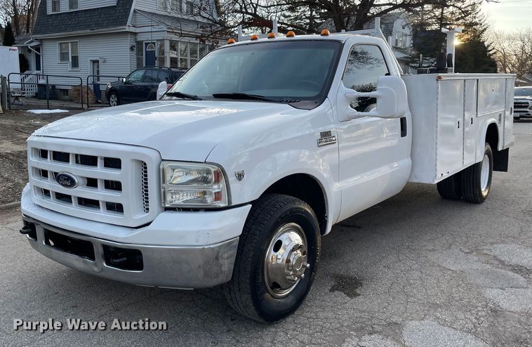 2007 Ford F350 Super Duty XL  utility bed pickup truck - MB9025