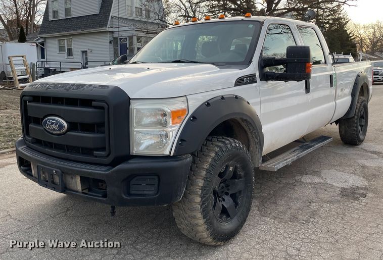 2011 Ford F350 Super Duty XL  Crew Cab pickup truck - MB9026