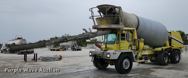 2003 Oshkosh S Series  ready mix truck - EA9443