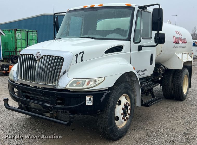 2005 International 4200  water truck - ID9457
