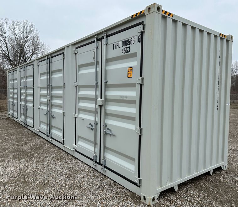 2022  40' L shipping container - LN9117