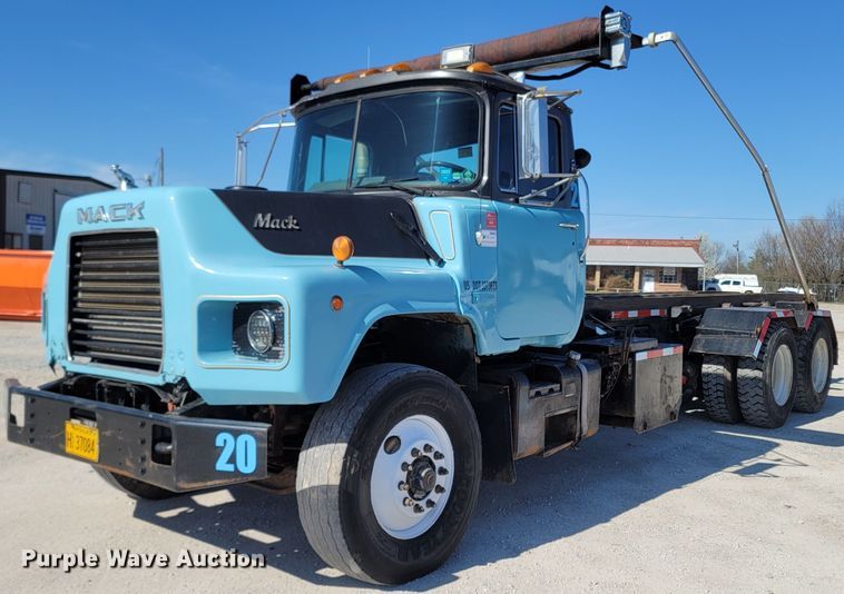1997 Mack DM690S  roll-off container truck - MB9868