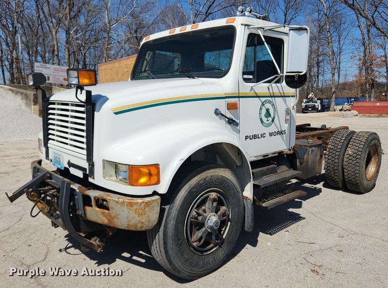 1994 International 4900  truck cab and chassis - JB9441