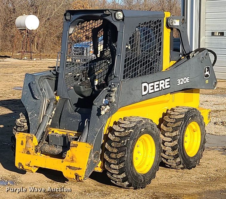 2014 John Deere 320E  skid steer loader - LH9932
