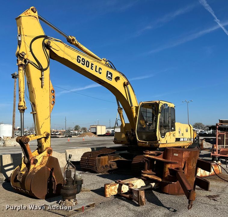 1995 John Deere 690E LC  excavator - LR9547