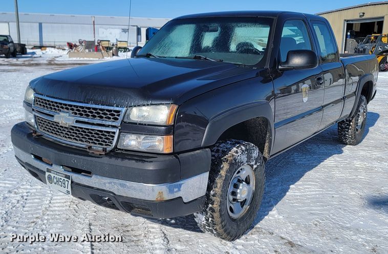 2005  Chevrolet Silverado 2500  Ext. Cab pickup truck - LV9333
