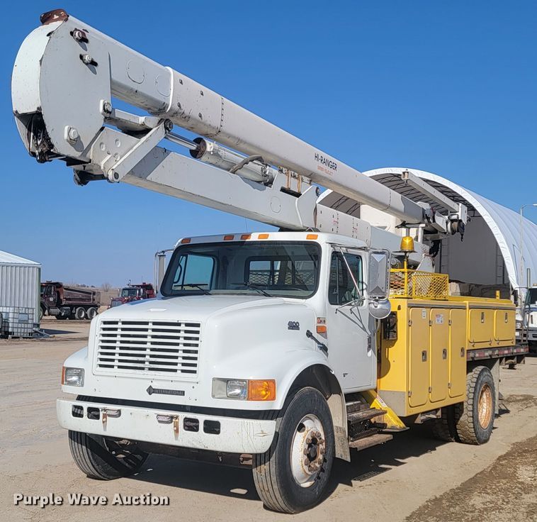 1997 International 4900  bucket truck - LV9357