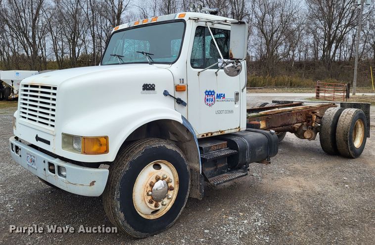 1995 International 4900  truck cab and chassis - DO3566