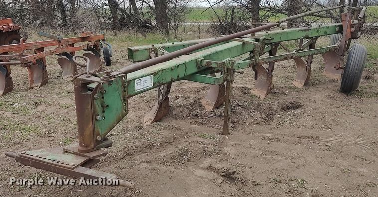John Deere  five bottom plow - DQ0367