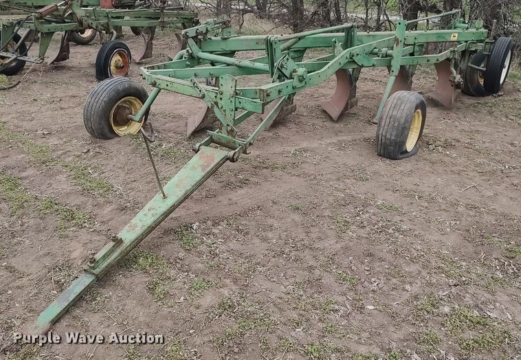 John Deere  five bottom plow - DQ0377