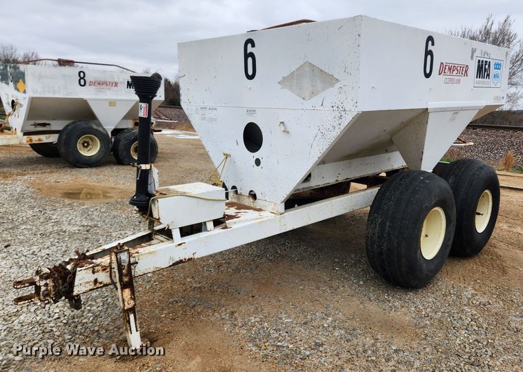 Dempster Clipper-200S  fertilizer spreader - JB9495