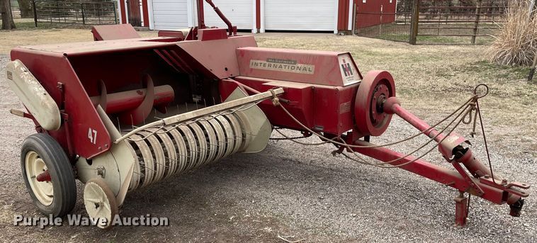 International Harvester 47  small square baler - MY9138