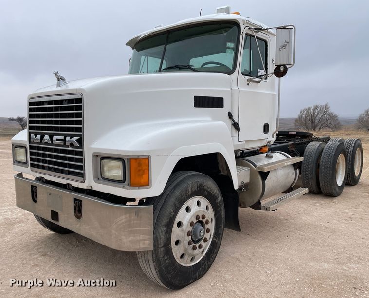 2001 Mack CH613  semi truck - DN4559