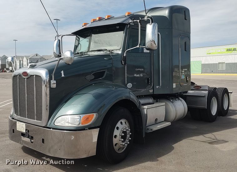 2013 Peterbilt 384  semi truck - DQ0353