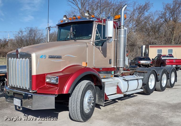 2004 Kenworth T800  semi truck - DR8281