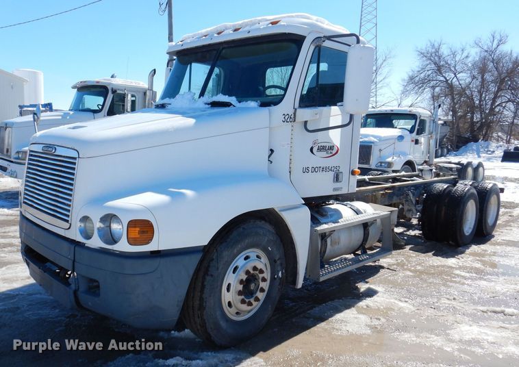 2003 Freightliner Century Class CST120  truck cab and chassis - IO9466