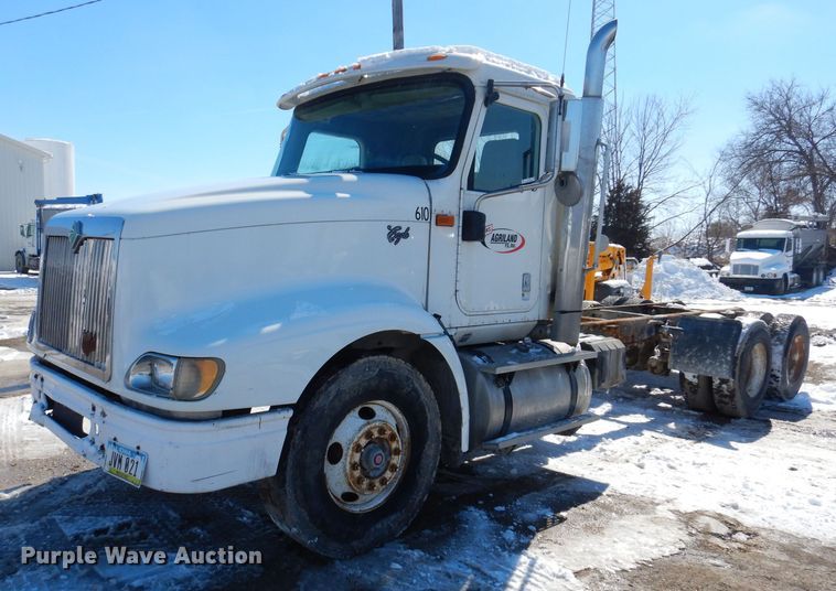 2001 International 9400i  truck cab and chassis - IO9468