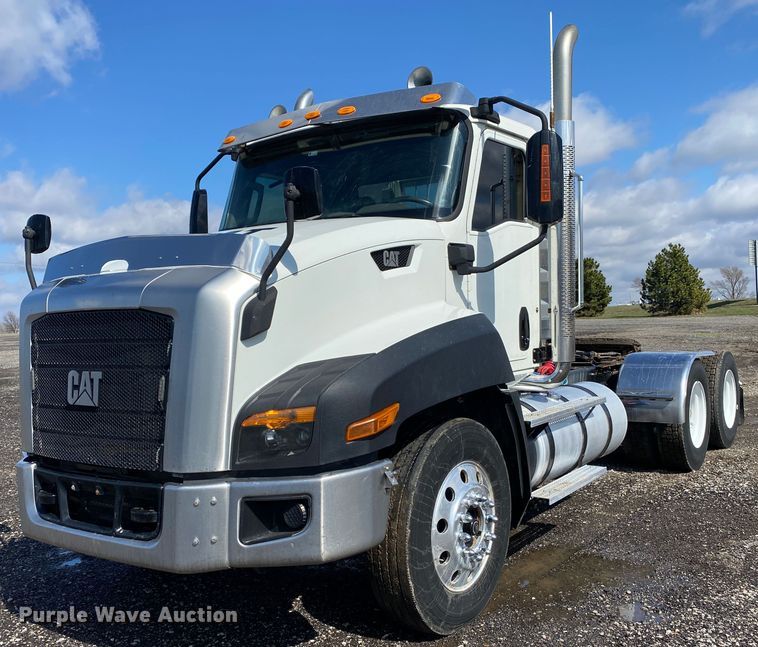 2016 Caterpillar CT660  semi truck - KB9573